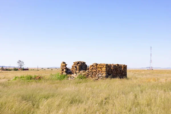 Ruínas de um edifício agrícola na área agrícola de pastagens rurais do — Fotografia de Stock