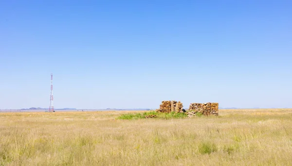 Zřícenina hospodářské budovy ve venkovských travinných porostech Zemědělská oblast — Stock fotografie