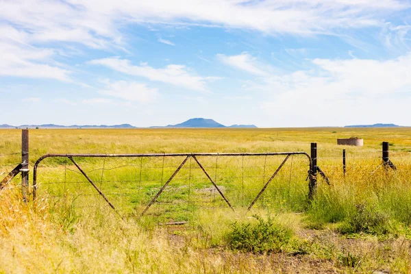 Puerta de la granja y valla en ruralarea de Sudáfrica — Foto de Stock