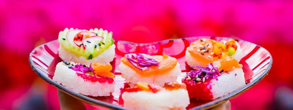 Zachte focus Valentijnsdag Hart gevormd Sushi schotel — Stockfoto