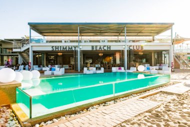 Cape Town, Güney Afrika - 13 Ekim 2019: V & A Waterfront Limanı 'ndaki Shimmy Beach Club' ta Sonsuzluk Havuzu 