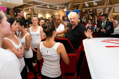 Johannesburg, Güney Afrika - Ekim 02, 2013: Richard Branson Virgin Mobile Guinness Dünya Rekor Girişimi 'nde 25 kişiyi sıradan bir Mini Cooper' a sığdırmayı başardı