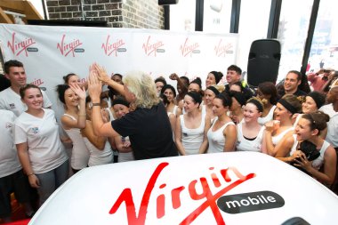 Johannesburg, Güney Afrika - Ekim 02, 2013: Richard Branson Virgin Mobile Guinness Dünya Rekor Girişimi 'nde 25 kişiyi sıradan bir Mini Cooper' a sığdırmayı başardı