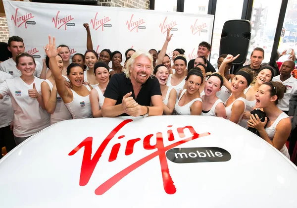 Johannesburg, Güney Afrika - Ekim 02, 2013: Richard Branson Virgin Mobile Guinness Dünya Rekor Girişimi 'nde 25 kişiyi sıradan bir Mini Cooper' a sığdırmayı başardı