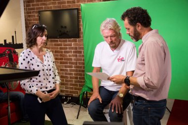 Johannesburg, Güney Afrika - 08 Aralık 2014: Bir Virgin Mobile mağazasındaki yeşil ekran TV kaydında Ricard Branson ile Sahne Arkası Röportajı
