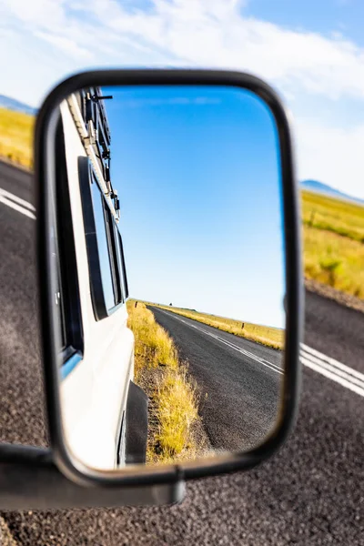 Reflectie Een Zijspiegel Van Een Landweg Achter Een 4X4 Voertuig — Stockfoto
