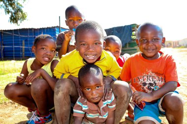 Soweto, Güney Afrika - 7 Eylül 2011: Küçük bir Afrikalı çocuk grubu fotoğraf için poz veriyor ve Soweto Kasabası 'nda arkadaşlık ve neşe sergiliyor
