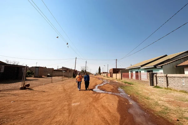 Soweto Jihoafrická Republika Září 2011 Dva Afričtí Muži Procházející Polní — Stock fotografie