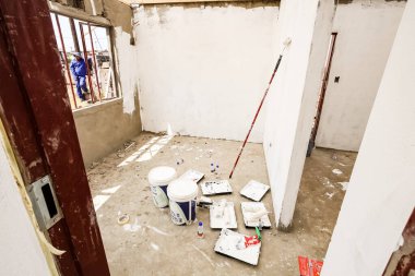 Soweto, Güney Afrika - 10 Eylül 2011: Soweto 'da küçük bir düşük maliyetli ev inşa ederken ve boyarken iç odalar