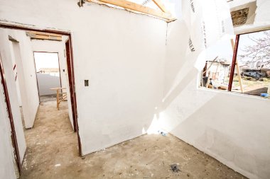 Soweto, Güney Afrika - 10 Eylül 2011: Soweto 'da küçük bir düşük maliyetli ev inşa ederken ve boyarken iç odalar