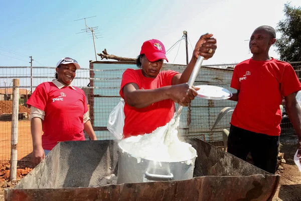 Soweto South Africa September 2011 African Woman Cooking Mielie Pap — Stock Photo, Image