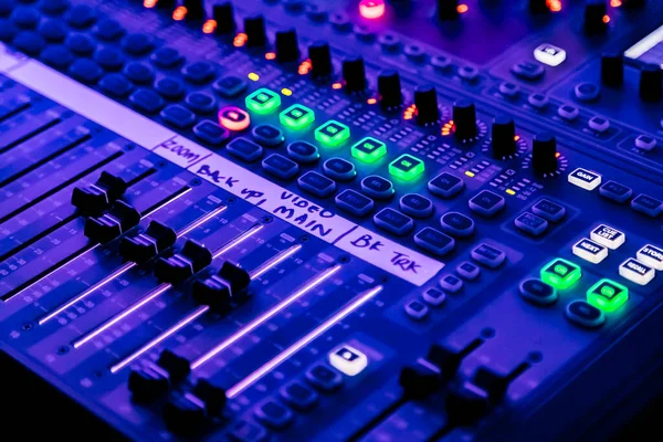 Κλείσιμο Των Ρυθμιστών Και Κουμπί Για Audio Mixing Desk Ζωντανή — Φωτογραφία Αρχείου