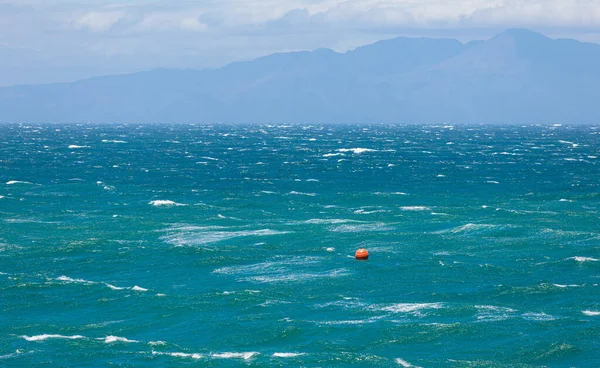 Πλωτή Σημαδούρα Μεγάλα Κύματα Και Σκληρές Θάλασσες Μια Πολύ Θυελλώδη — Φωτογραφία Αρχείου