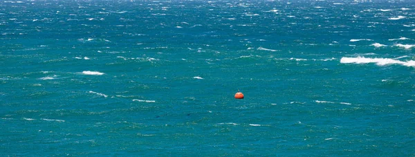 Zwevende Boei Grote Golven Ruwe Zee Een Zeer Winderige Dag — Stockfoto
