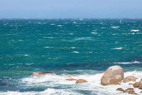 Μεγάλα Κύματα Και Φουρτουνιασμένες Θάλασσες Μια Πολύ Θυελλώδη Μέρα Στο — Φωτογραφία Αρχείου