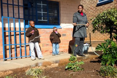 Soweto, Güney Afrika - 21 Temmuz 2012: Yerel ilçe okulunda Toplum Hizmeti Bahçe İşleri yapan Afrikalı kadın
