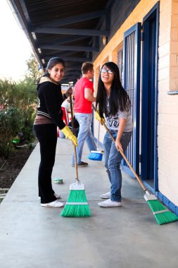 Soweto, Güney Afrika - 21 Temmuz 2012: Çeşitli Kadınlar kasaba okulunda gönüllü toplum hizmeti temizliği yapıyor