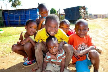 Soweto, Güney Afrika - 7 Eylül 2011: Küçük bir Afrikalı çocuk grubu fotoğraf için poz veriyor ve Soweto Kasabası 'nda arkadaşlık ve neşe sergiliyor