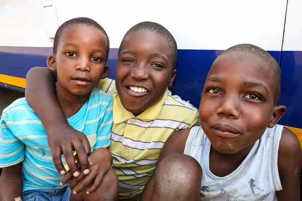 Soweto Südafrika September 2009 Drei Junge Afrikanische Jungen Zeigen Freundschaft — Stockfoto