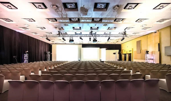 Rijen Lege Stoelen Grote Conferentiezaal Voor Corporate Convention Lecture — Stockfoto