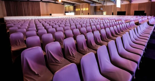 Řady Prázdných Židlí Velkém Konferenčním Sále Pro Firemní Sjezd Nebo — Stock fotografie