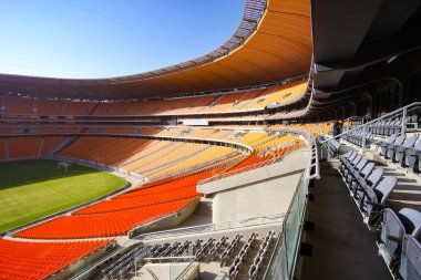 Johannesburg, Güney Afrika - 15 Nisan 2010: Turuncu koltuklu boş futbol stadyumu