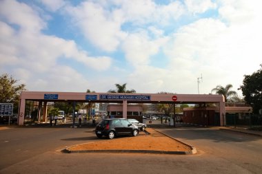 Pretoria, Güney Afrika - 23 Eylül 2011: Kuzey Pretoria 'daki Ga-Rankuwa bölgesindeki Dr. George Mukhari Üniversitesi Hastanesi' ne Giriş
