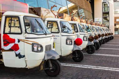 Johannesburg, Güney Afrika - 19 Ekim 2014: Küçük TukTuk Market Ev Teslimat Araçları bir süpermarkette sıraya dizildi