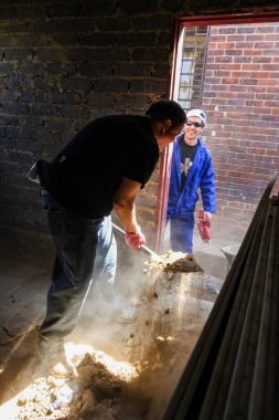 Soweto, Güney Afrika - 05 Eylül 2009: Yerel bir kasabada küçük, ekonomik bir ev inşa edilmesine yardımcı olan Toplum Yardım Programı