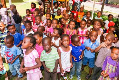 Soweto, Güney Afrika - 16 Kasım 2012: Genç Afrikalı anaokulu öğrencileri bir anaokulunun bahçesinde şarkı söylüyorlar 