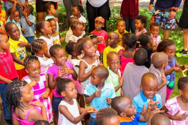 Soweto, Güney Afrika - 16 Kasım 2012: Genç Afrikalı anaokulu öğrencileri bir anaokulunun bahçesinde şarkı söylüyorlar 