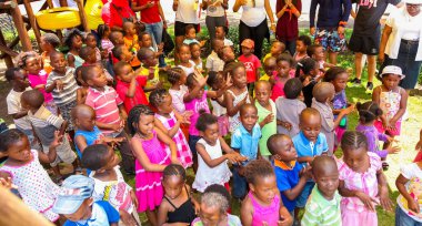 Soweto, Güney Afrika - 16 Kasım 2012: Genç Afrikalı anaokulu öğrencileri bir anaokulunun bahçesinde şarkı söylüyorlar 