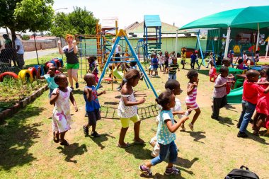 Soweto, Güney Afrika - 16 Kasım 2012: Bir anaokulunun oyun parkında oynayan Afrikalı genç çocuklar 