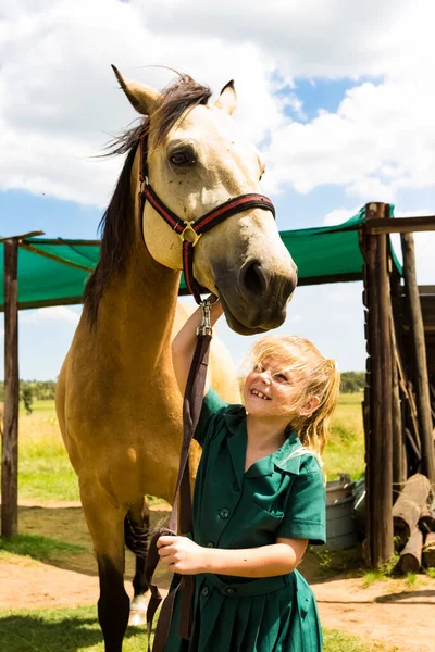 2015年2月3日 南アフリカのウィットバンクで女子高生が馬を安定させる — ストック写真