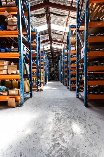 南アフリカのKlerksdorp 2015年2月17日 空の産業部品流通倉庫棚の内部 — ストック写真