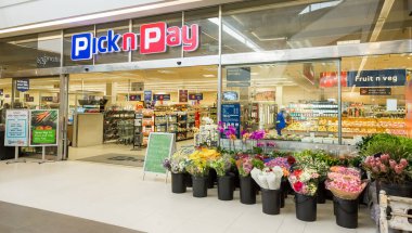 Johannesburg, Güney Afrika - 22 Şubat 2017: Yerel Pick n Pay süpermarketine giriş