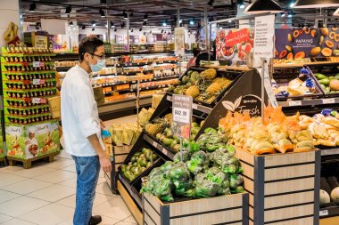 Cape Town, Güney Afrika - 23 Mart 2020: Virüs salgını sırasında Pick 'n Pay marketinden alışveriş yaparken koruyucu maske takan kişi