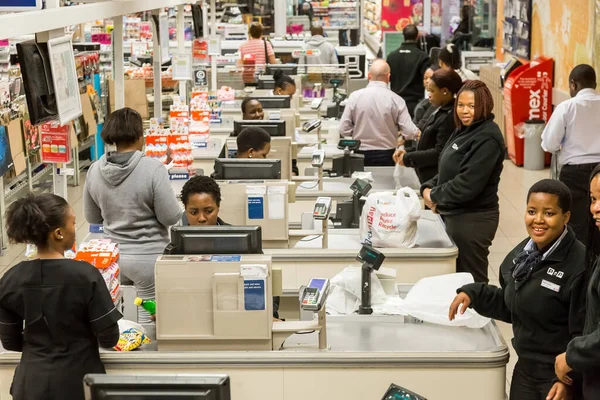 Johannesburgo Sudáfrica Febrero 2017 Cajeros Africanos Caja Tienda Comestibles Supermercados —  Fotos de Stock