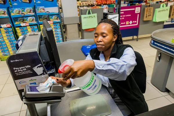 Kaapstad Zuid Afrika Maart 2020 Checkout Kassier Personeel Vegen Credit — Stockfoto