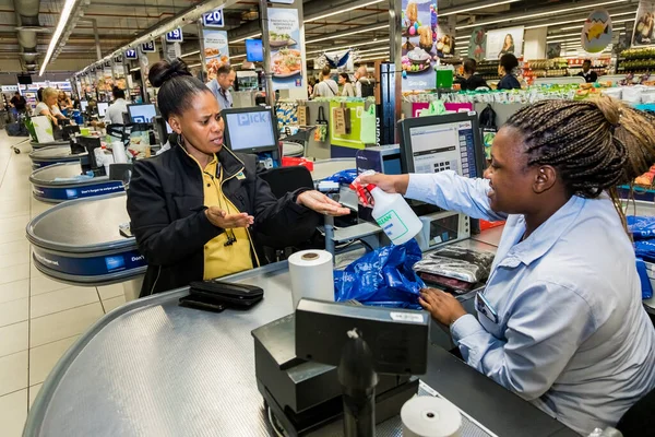 Kaapstad Zuid Afrika Maart 2020 Afrekenen Kassier Personeel Spuiten Klantenhanden — Stockfoto