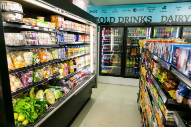 Soweto, Güney Afrika - 15 Şubat 2017: Lokal Pick n Pay marketinde tam stoklanmış yiyecek ve ev eşyaları