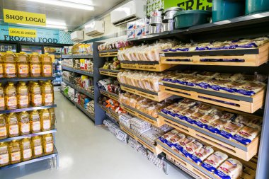 Soweto, Güney Afrika - 15 Şubat 2017: Lokal Pick n Pay marketinde tam stoklanmış yiyecek ve ev eşyaları