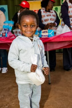Soweto, Güney Afrika - 18 Temmuz 2016: Genç Afrikalı anaokulu çocukları bir anaokulunun bahçesinde sandviç yiyorlar 