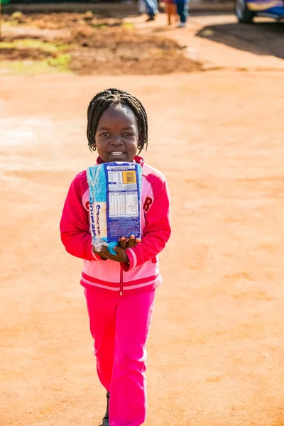 Соуэто Юар Июля 2016 Года Молодая Африканская Дошкольница Держит Буханку — стоковое фото