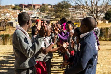 Johannesburg, Güney Afrika - 19 Haziran 2014: Afrika 'da çeşitli lise öğrencileri spor sahasında fiziksel oyunlar oynuyorlar