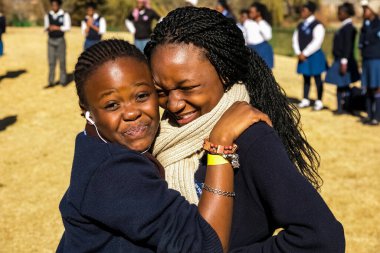 Johannesburg, Güney Afrika - 19 Haziran 2014: Afrika 'daki çeşitli lise öğrencileri spor sahasında oynaşıyorlar
