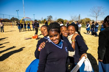 Johannesburg, Güney Afrika - 19 Haziran 2014: Afrika 'daki çeşitli lise öğrencileri spor sahasında oynaşıyorlar