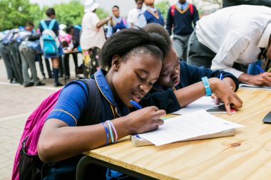 Johannesburg, Güney Afrika - 15 Ocak 2015: Genç Afrikalı ilkokul çocukları 