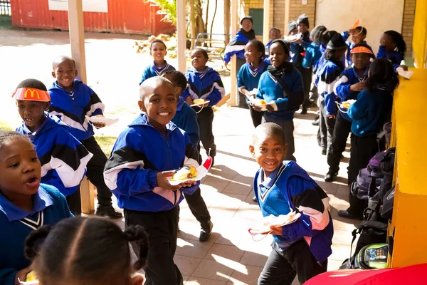 Johannesburg Sydafrika Juni 2014 Unga Afrikanska Förskolebarn Äter Lekplatsen Grundskola — Stockfoto