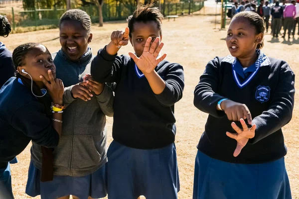 Johannesburg Republika Południowej Afryki Czerwca 2014 Zróżnicowani Afrykańscy Licealiści Zabawiają — Zdjęcie stockowe